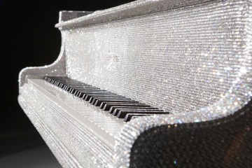 Pian cu Swarovski, cumpărat cu 600.000 de euro de un şeic